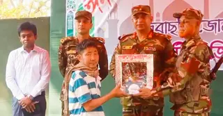 রাঙামাটির দুর্গম জুরাছড়িতে গৃহহীন মানুষের পাশে রাঙামাটি সেনা রিজিয়ন